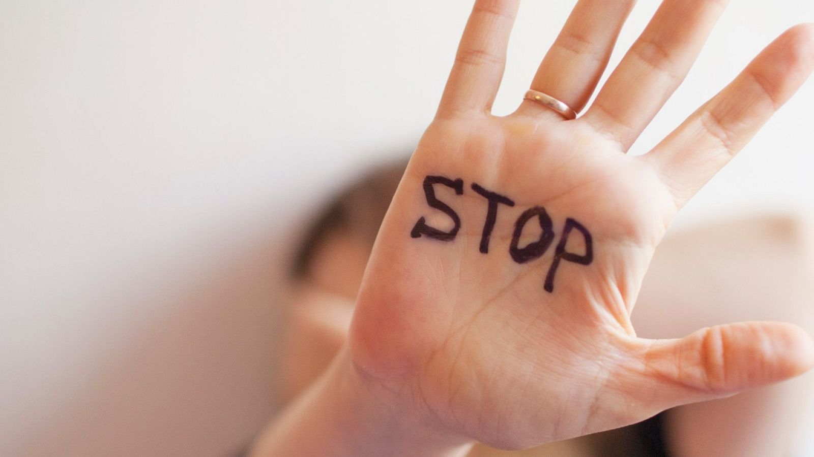 Charo Orantes: "Mi madre pagó con su vida el ir a contarlo a televisión pero ayuda mucho a concienciar" - La hora de La 1 | Ver