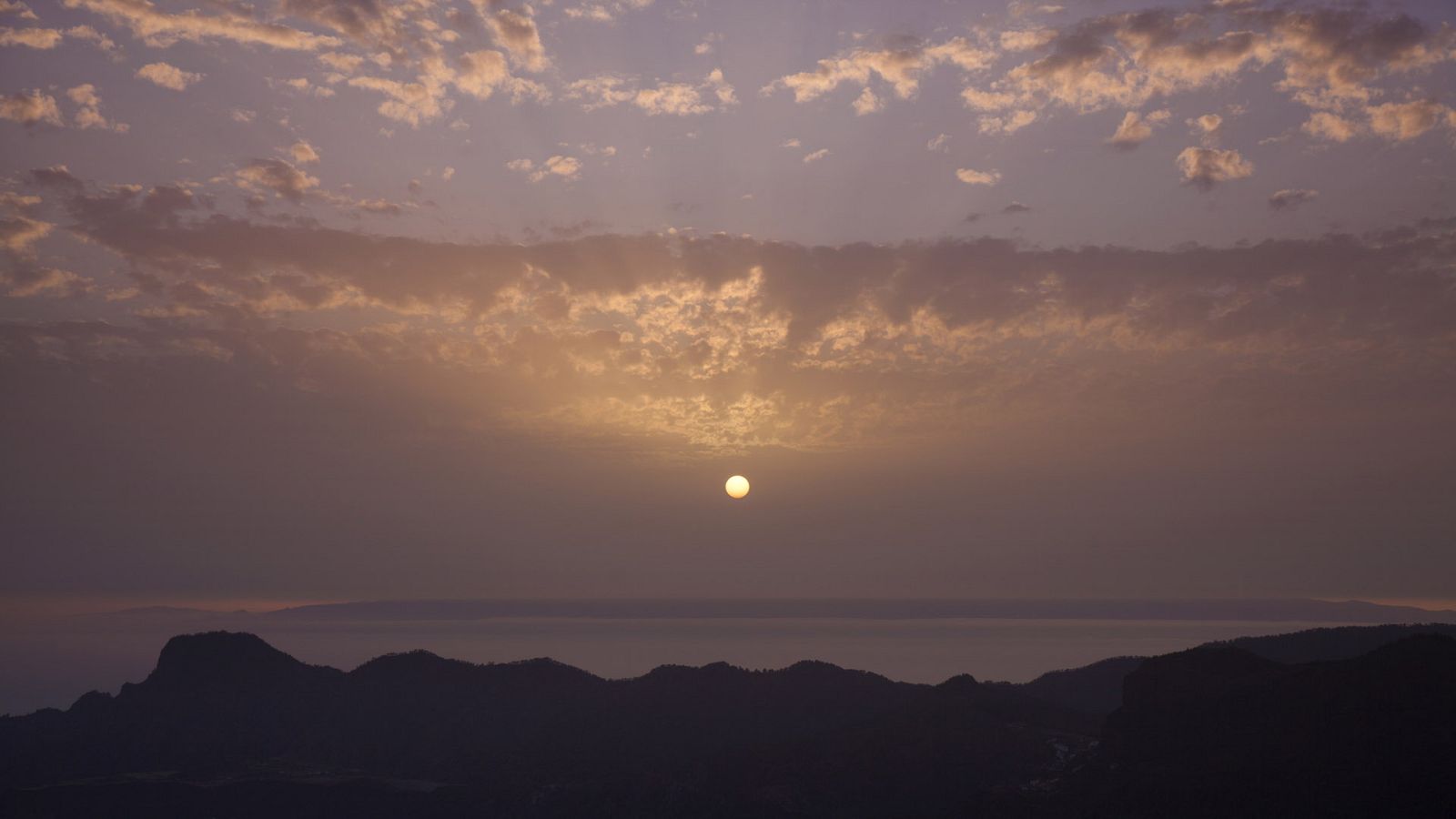 Una jornada marcada  por la calima y los fuertes vientos en Canarias - Ver ahora
