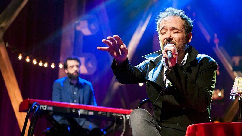 Concierto pionero de Love of Lesbian: 5000 personas sin distancia pero con otras medidas - La hora de La 1 | Ver