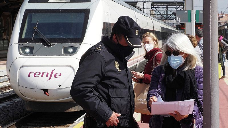 Los controles para garantizar el cumplimiento de las restricciones de Semana Santa ya están activos en estaciones, aeropuertos y carreteras