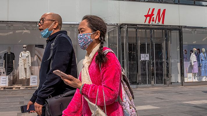 Telediario 1 - China inicia una campaña de boicot a marcas como H&M por las acusaciones de trabajos forzados en Xijiang