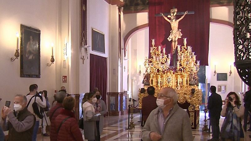 Sevilla afronta otra Semana Santa atípica, aunque con los templos abiertos