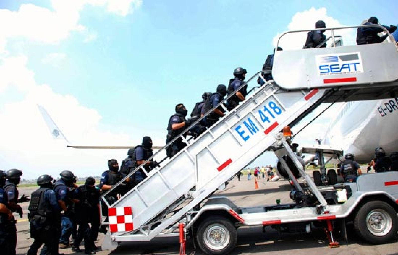 El boliviano Josmar Flores Pereira utilizó tres latas de zumo de frutas rellenas de tierra y una lucecita de colores atada alrededor para secuestrar el avión.