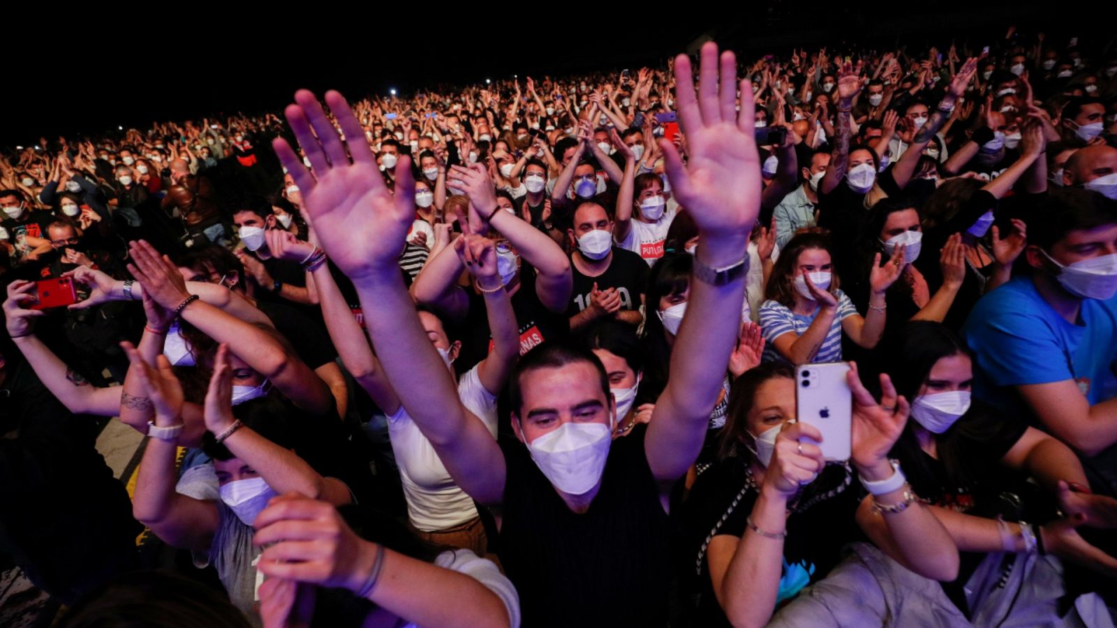 Coronavirus| Barcelona celebra el primer concierto masivo en pandemia con Love of Lesbian- RTVE.es