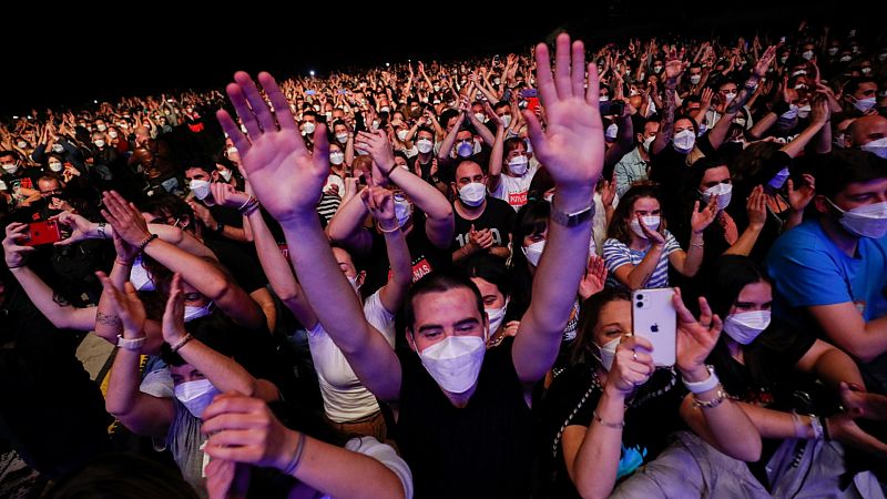 Barcelona celebra el primer concierto masivo en pandemia con Love of Lesbian