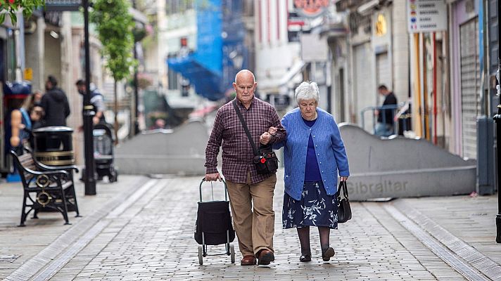 Informativo 24h - Gibraltar permite pasear sin mascarilla tras vacunar a la mayoría de su población