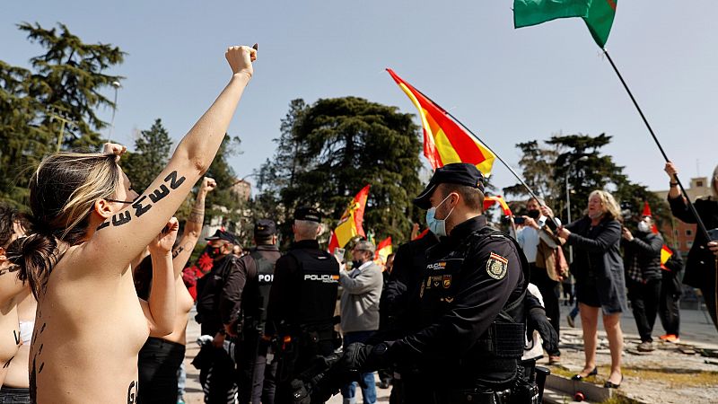 Cinco activistas del colectivo feminista Femen irrumpen en un acto franquista en Madrid