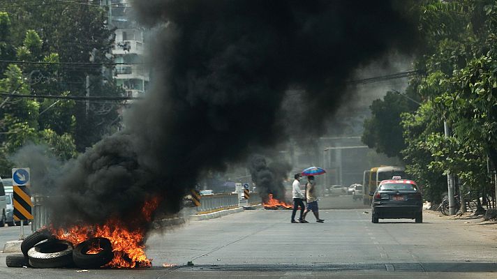 Telediario 1 - Continúan las protestas en Birmania mientras la policía endurece la represión