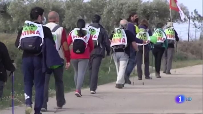 Marcha a pie contra la mina de Valdeflores