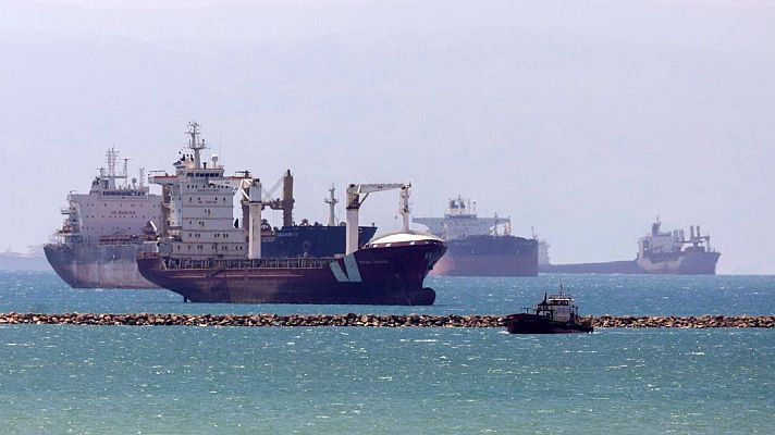 Telediario 1 - Centenares de barcos aguardan su turno para pasar tras restablecerse el tráfico en el Canal de Suez