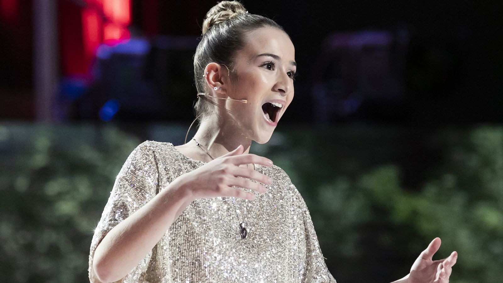 Selma pisa fuerte el escenario cantando el vals de Romeo y Julieta