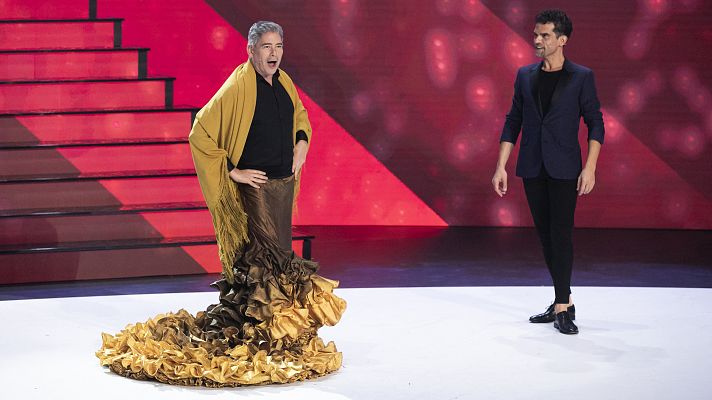 Prodigios - Boris no se puede resistir a ponerse una bata de cola