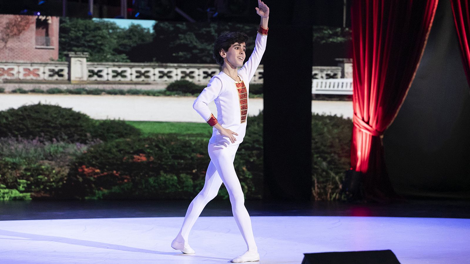 Jorge inunda el escenario con el ballet "Raimunda"