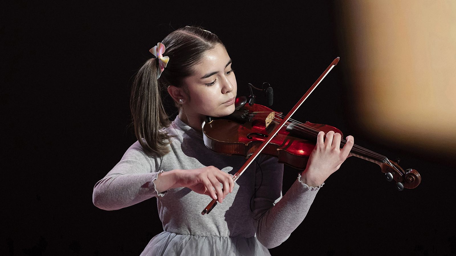 La dulce Sofía levanta de la silla a los jueces con su violín