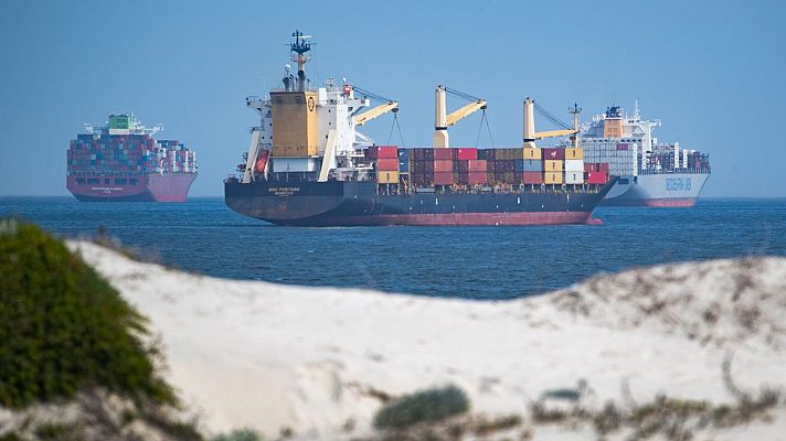 Telediario 1 - Duplican el ritmo de paso de buques en el Canal de Suez para devolver a la normalidad el tráfico marítimo