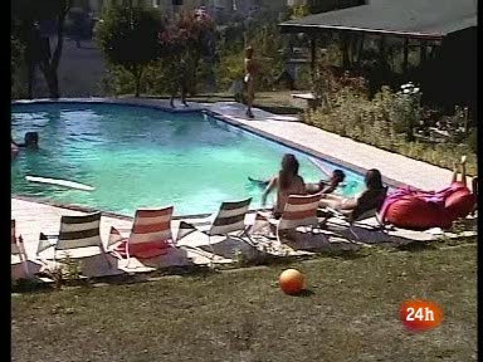 La policía turca ha liberado a nueve mujeres que han permanecido durante dos meses en un chalet de Turquía porque pensaban que estaban participando en un concurso de 'Gran Hermano'. Los familiares vieron imágenes suyas en Internet, incluso cuando se encontraban en los servicios y denunciaron los hechos. 