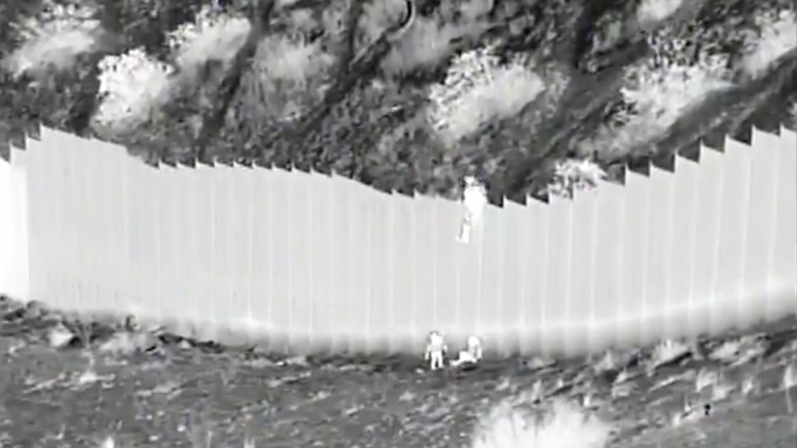 Lanzadas dos menores desde el muro fronterizo entre México y EEUU
