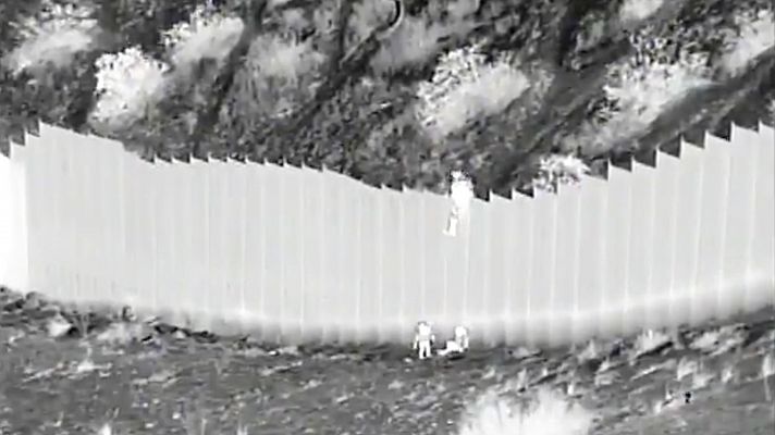 Un traficante lanza a dos menores desde el muro fronterizo entre México y Estados Unidos 