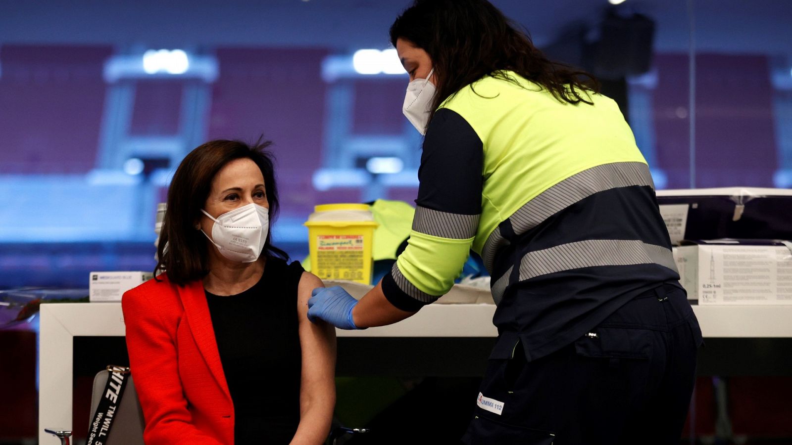 Margarita Robles recibe la vacuna contra el coronavirus