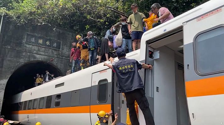 Al menos 36 muertos y más de 60 heridos por el descarrilamiento de un tren en el este de Taiwán