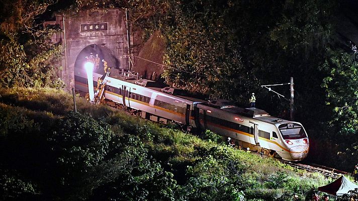 Telediario 1 - Más de 40 muertos tras descarrilar un tren en Taiwán
