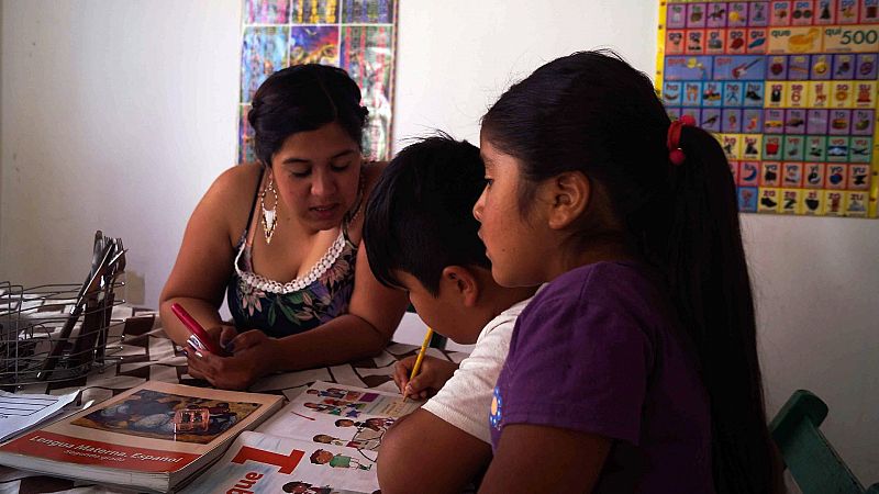 Un año de aulas cerradas y la falta de acceso a Internet pasa factura a millones de alumnos en México