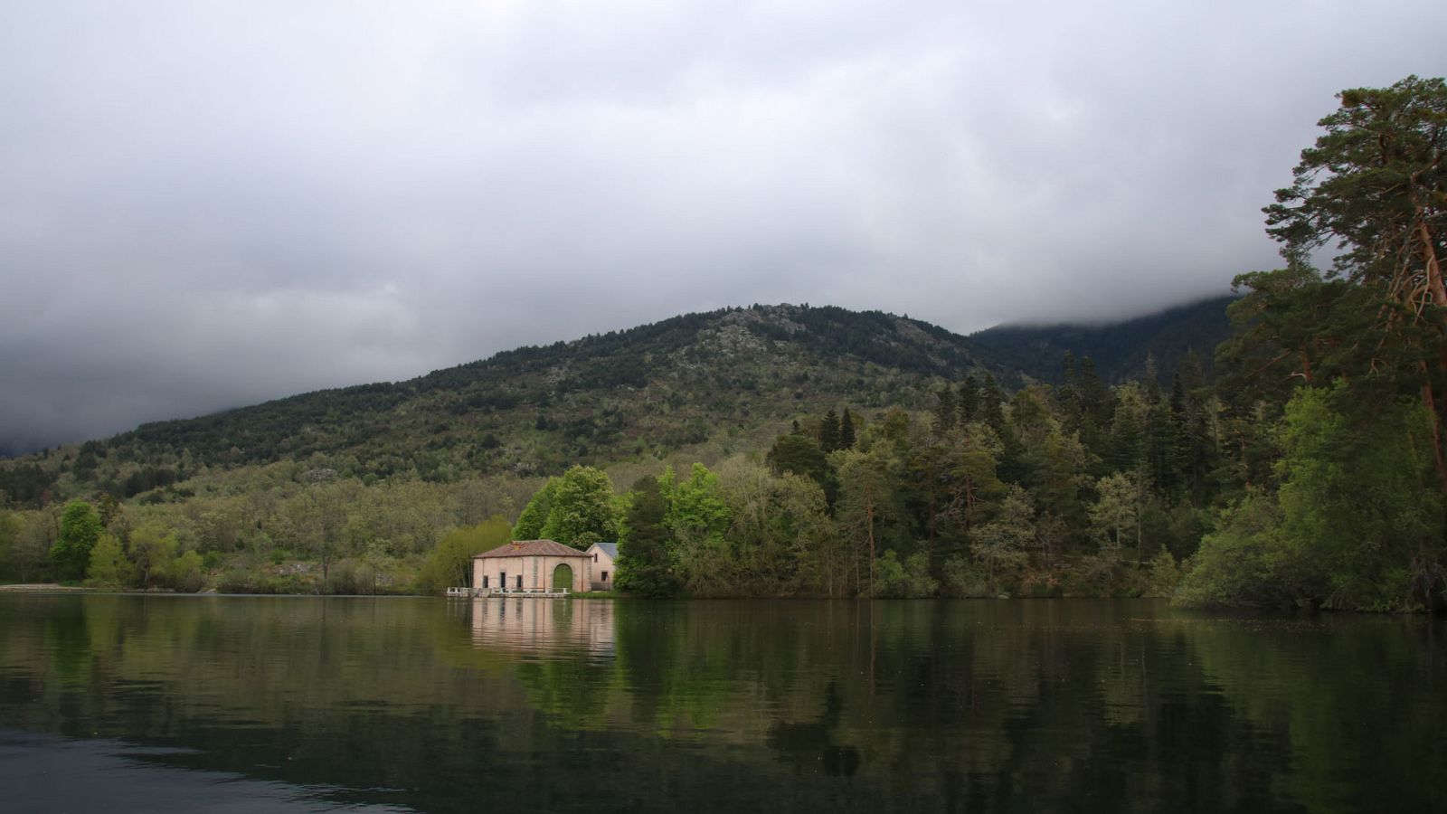 Siguen los cielos nubosos con chubascos aislados en centro y sur peninsular - Ver ahora