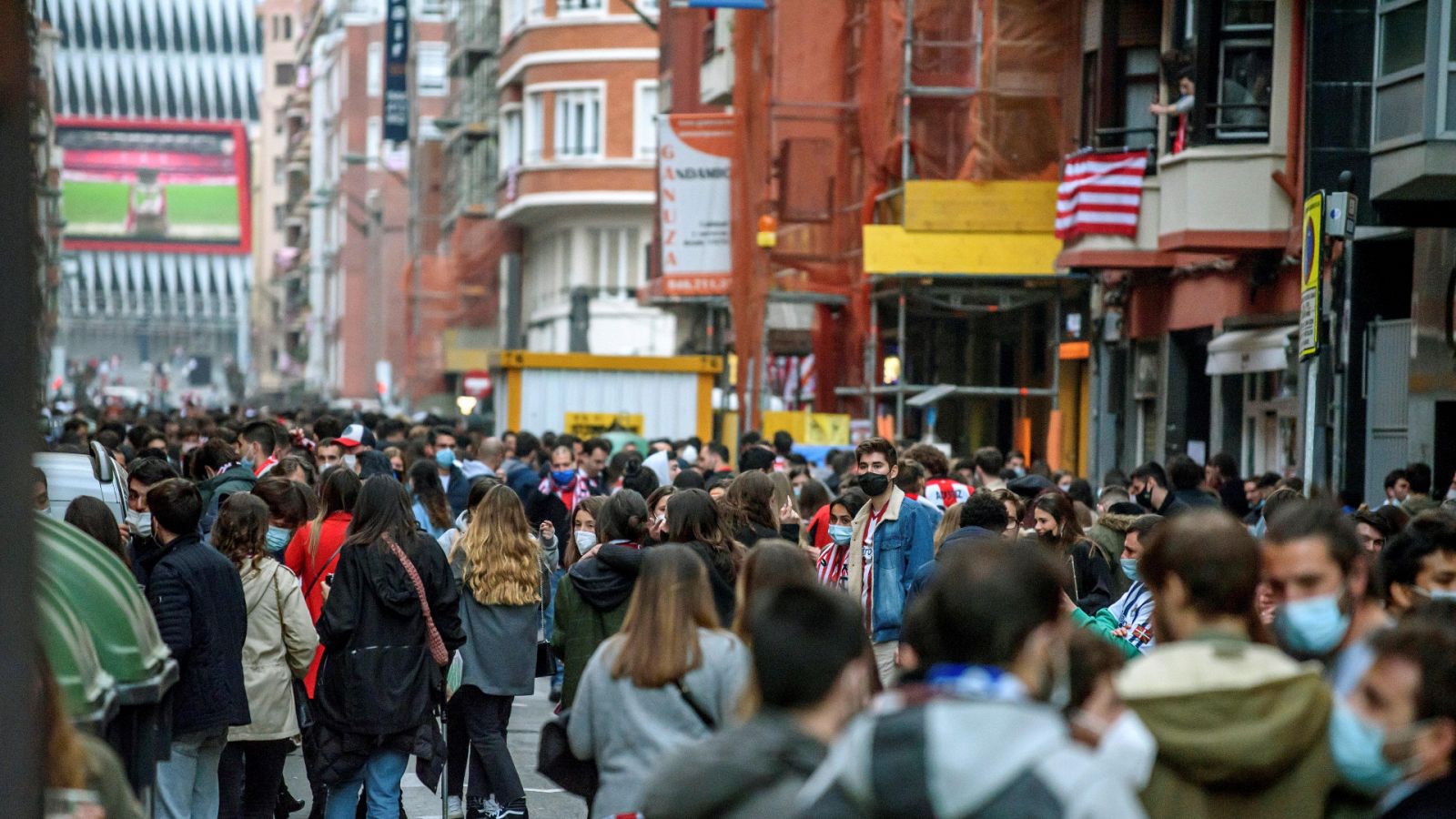 La Ertzaintza carga en Bilbao para disolver a los hinchas del Althetic