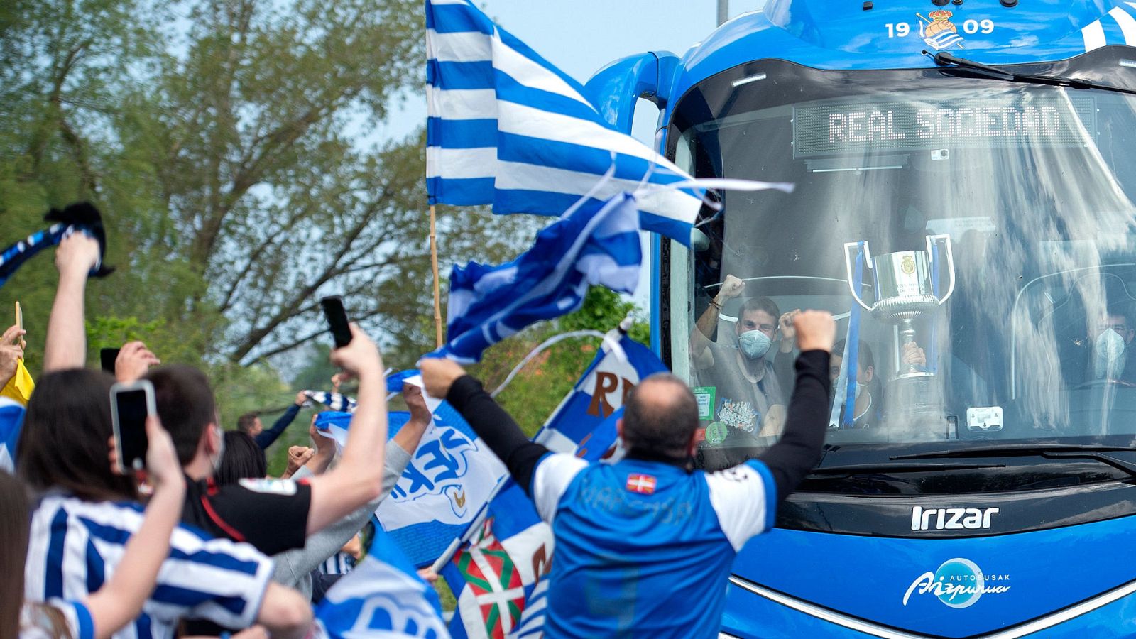 Donostia celebra la Copa del Rey al paso del bus de la Real | Ver