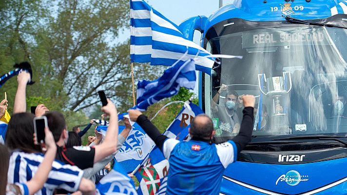 Telediario 1 - Donostia celebra la Copa del Rey al paso del bus de la Real