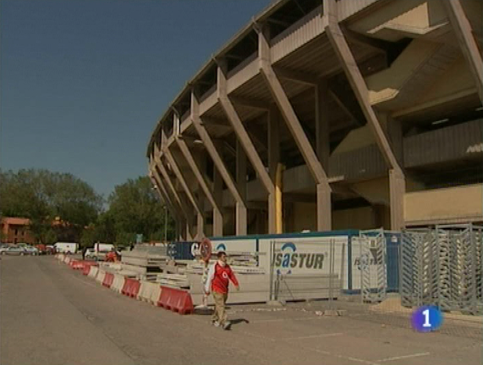  El estadio del Molinón estará listo este domingo para acoger a los aficionados en el primer encuentro del Sporting en casa en esta temporada, frente al Almería. Las gradas provisionales de la reforma permitirán ubicar a los espectadores, y se irán sustituyendo por asientos permanentes de manera progresiva. Que las familias se impliquen más en el ámbito educativo. Es lo que quieren los responsables de la enseñanza en nuestra comunidad. Lo ha dicho el consejero de Educación, esta mañana, durante el acto oficial de inauguración del curso en las etapas de educación infantil y primaria.