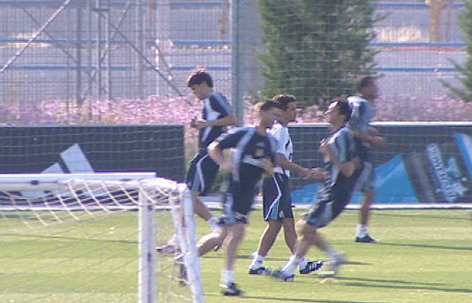 El Real Madrid viaja a Barcelona, donde el sábado se enfrenta al Espanyol. Gago, que ha llegado tocado del partido con Argentina, Van der Vaart, Sergio Ramos y Pepe se han quedado fuera de la lista de convocados. El Atlético de Madrid ya cuenta con l