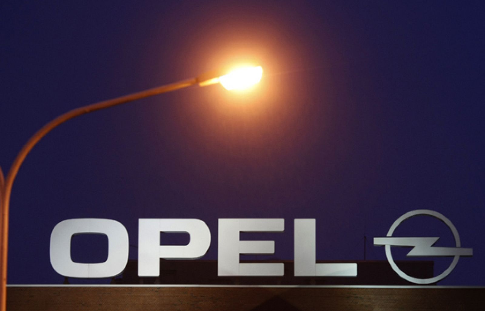  Los empleados de la planta de Opel vuelven al trabajo