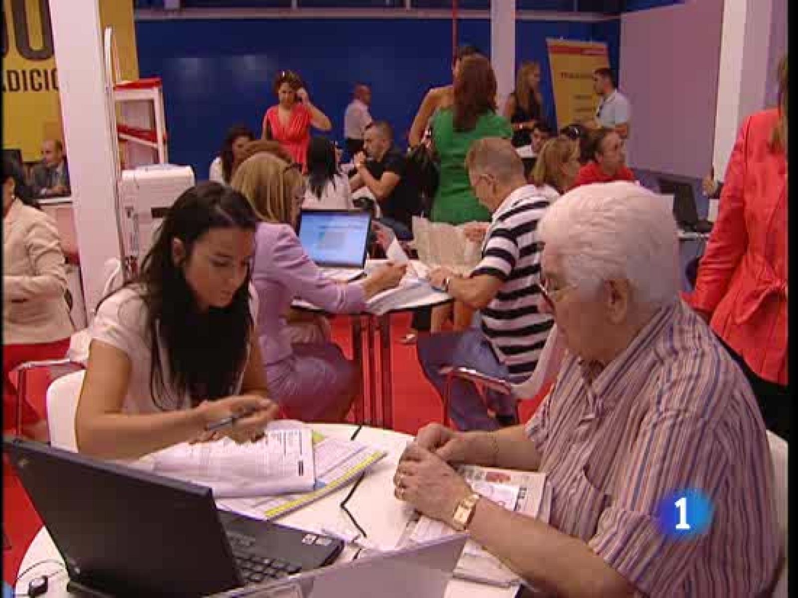 Facilitar la venta de los excedentes de vivienda es el objetivo del Primer Salón del Outlet Residencial, que hoy ha abierto sus puertas en Madrid. Bancos y cajas de Ahorros ofrecen 35.000 casas de promociones que no han encontrado comprador.