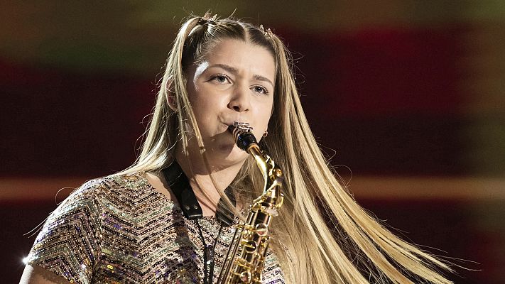 Prodigios - Gisela levanta el plató de Prodigios con su saxo