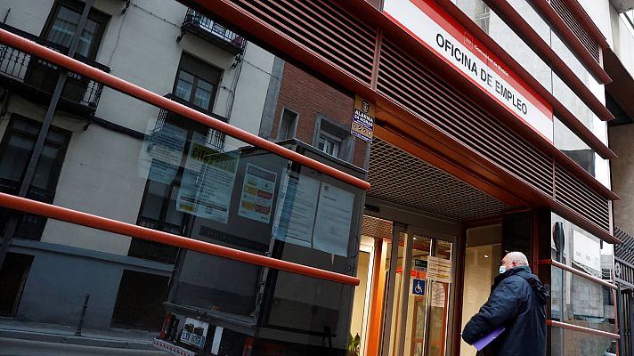 Telediario 1 - El paro cae en marzo por debajo de los 4 millones tras cinco meses de subidas