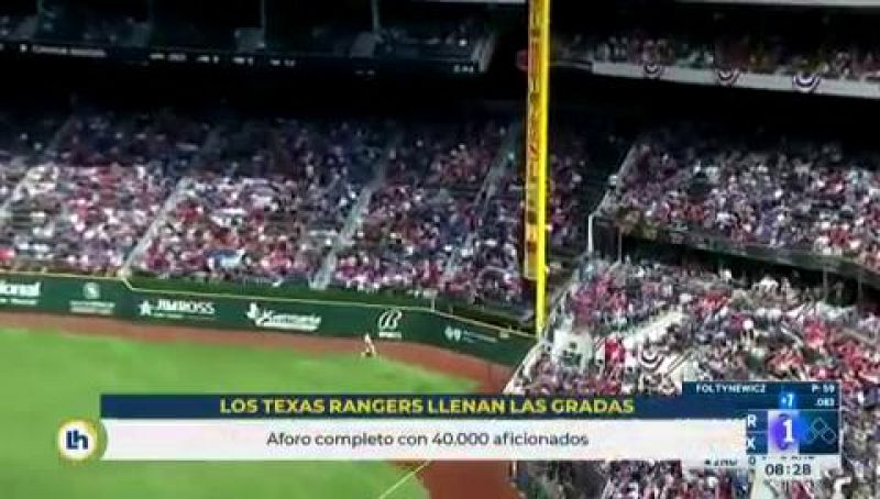 Gradas llenas y más de 40.000 espectadores en un partido de béisbol en Texas