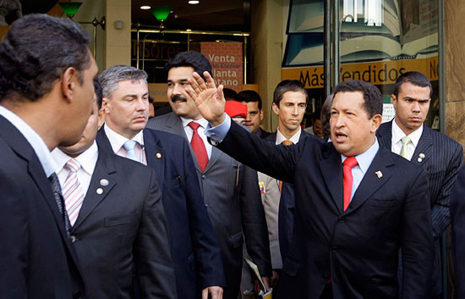 El presidente venezolano, Hugo Chávez, ha sido increpado por decenas de detractores a su salida de una céntrica librería de Madrid que le llamaban "dictador".