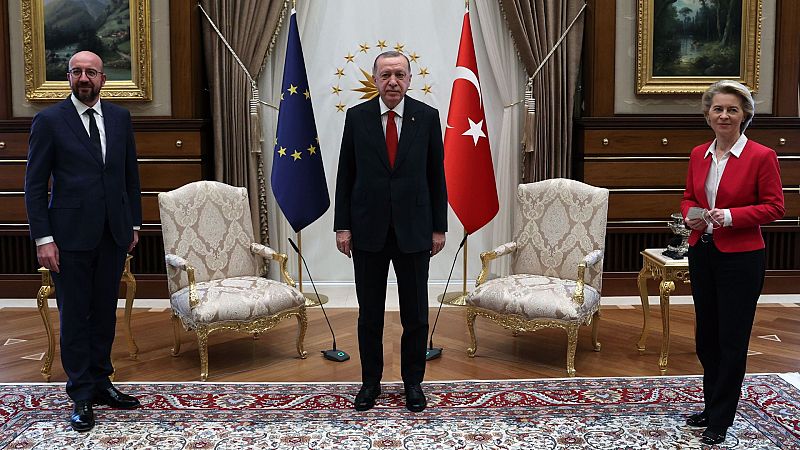 Desaire a Von der Leyen en la reunión UE-Turquía: relegada a un sofá por el protocolo de Erdogan