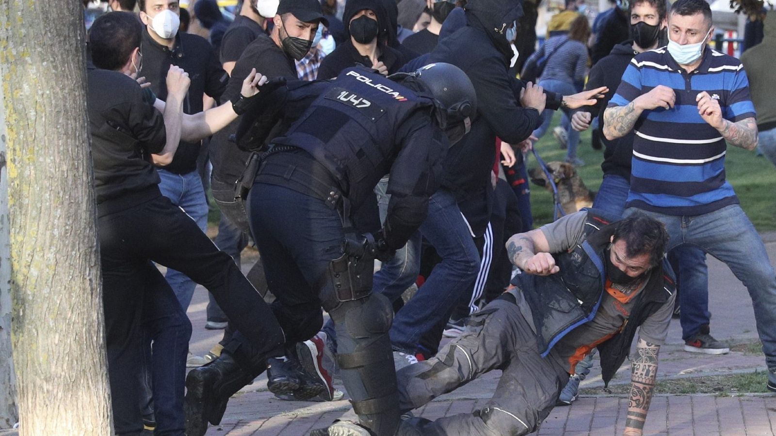 Tensión y cargas policiales en el acto de precampaña de Vox en Vallecas