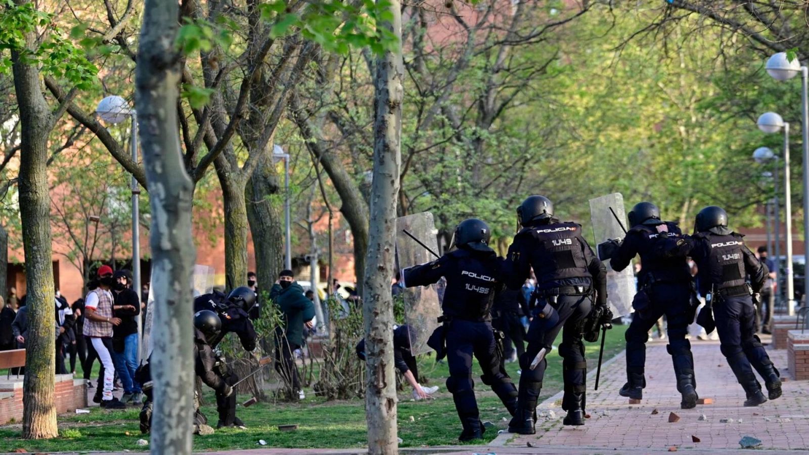 Cargas policiales y lanzamiento de objetos  marcan el acto de campaña de Vox en Vallecas - RTVE.es