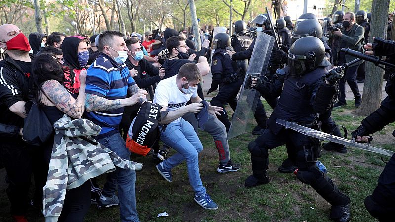 Dos detenidos y 35 heridos en los disturbios por el mitin de Abascal y Monasterio en Vallecas