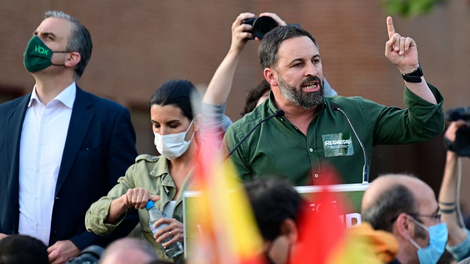 Tensión en el acto de VOX en Vallecas