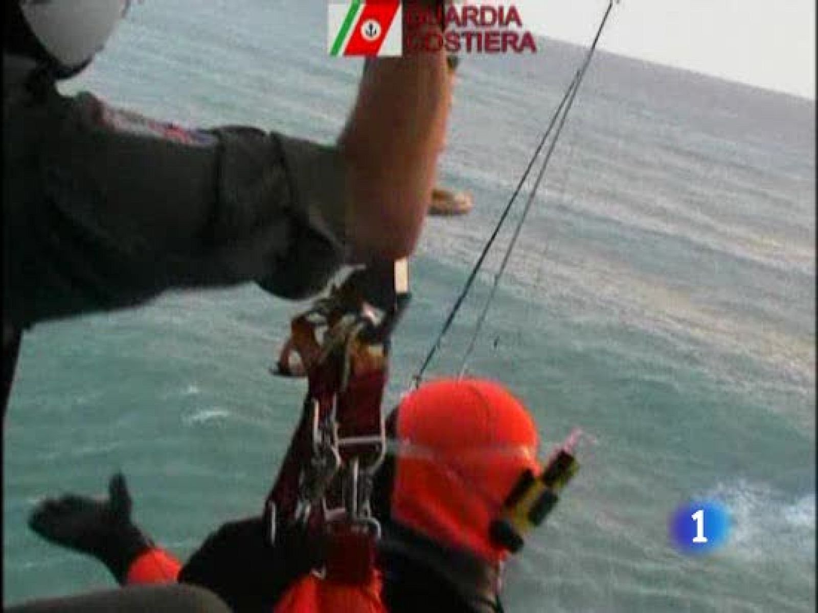 Los equipos de salvamento han tenido que enviar un helicóptero para salvar la vida a unos inmigrantes que intentaban llegar a Calabria en un barco de vela.