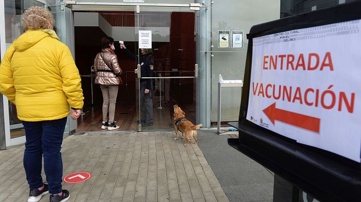 Telediario 1 - Las dudas sobre AstraZeneca se repiten en puntos de vacunación de toda España