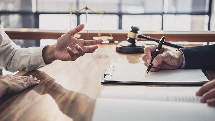 Telediario 1 - Herederos por sorpresa: así trabajan las empresas de genealogía sucesoria