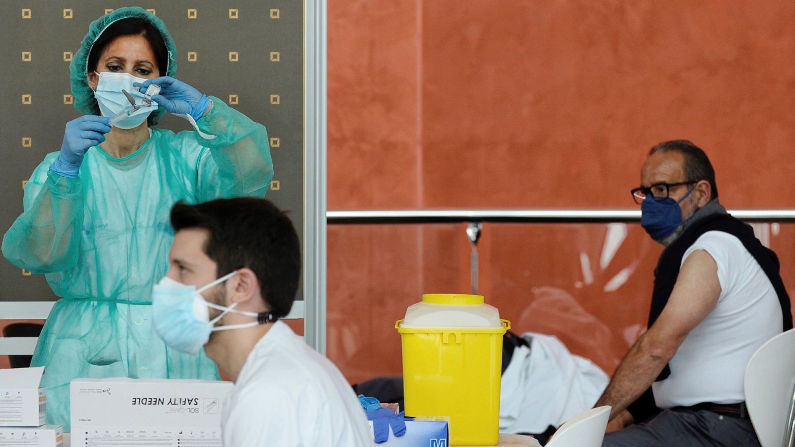 Sanidad mantiene sus plazos de vacunación pese a la decisión sobre AstraZeneca y el PP pide que Darias comparezca "de inmediato" 