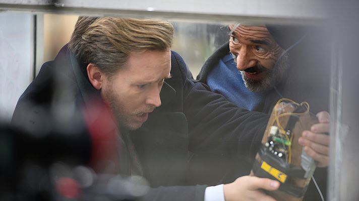 Cuéntame cómo pasó - Antonio y Toni Alcántara descubren una bomba