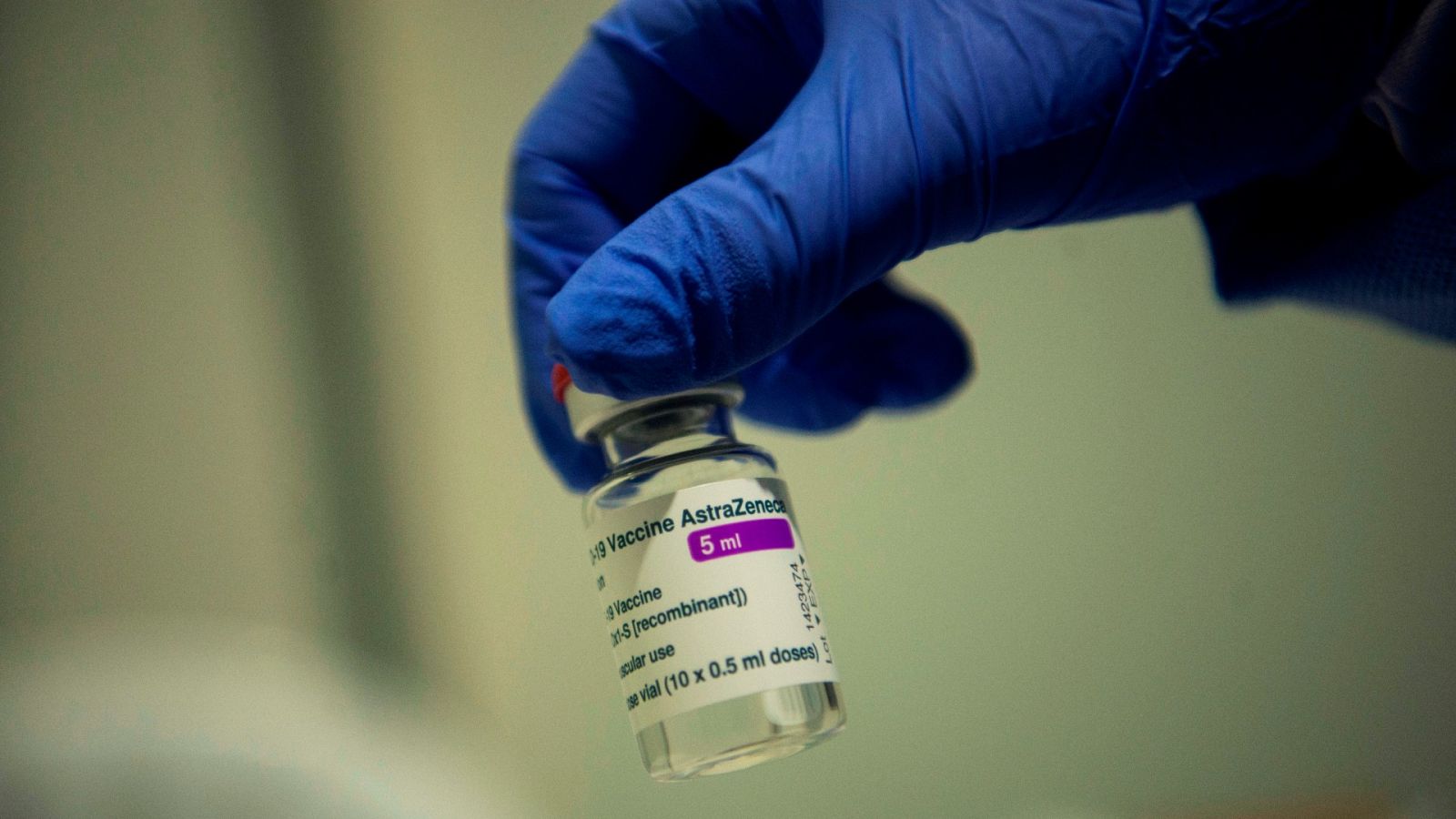 Los expertos insisten sobre AstraZeneca: "Es mucho más favorable vacunarse"