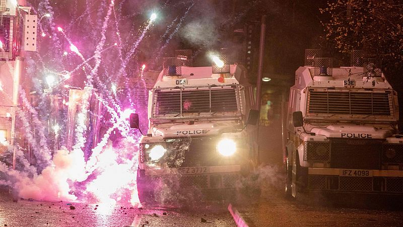 La Policía dispersa a manifestantes con cañones de agua en una nueva jornada de disturbios en Irlanda del Norte
